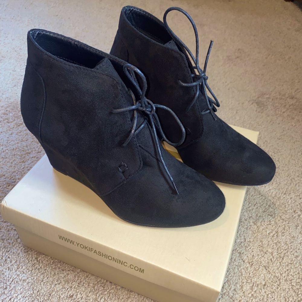 Yoki Size 10 Black Suede Wedges